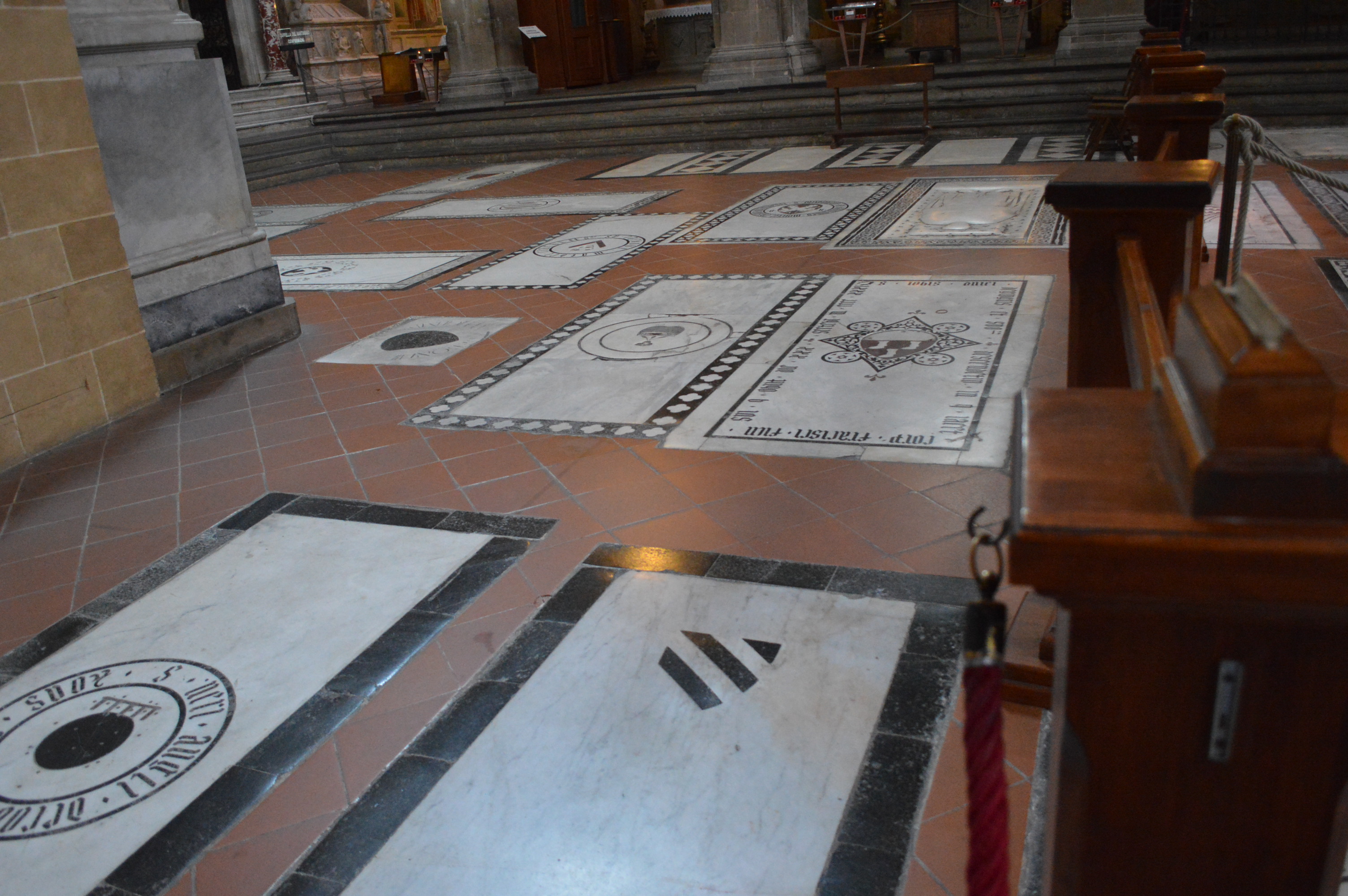 Basilica di Santa Croce. Túmulos pelo chão.